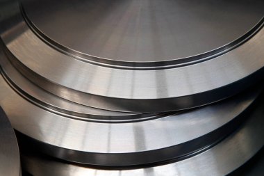 Fabrikada yeni üretilen silindirler.