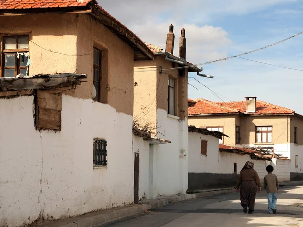 Nagymama Unokája Egy Régi Utcában Sétálnak Konya Törökország — Stock Fotó