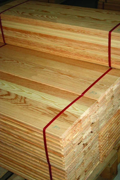 木造建築資材 建設現場における建設木材の山 — ストック写真