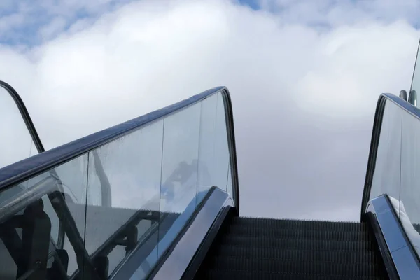 Freiluft Rolltreppe Ragt Den Sonnigen Blauen Himmel Mit Weißen Wolken — Stockfoto