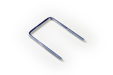 Beyaz bir arka plan üzerinde çelik vida