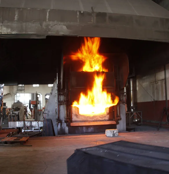 铁钢混合金属炉灶 温度1300 1500度 — 图库照片