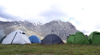 Isparta Dedegol Dağı. Festival alanında çadırlar. Dağcılık Festivali.