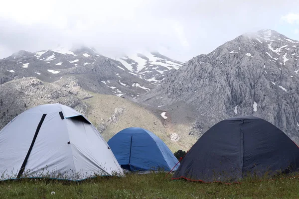 Είναι Βουνό Ντεντεγκόλ Σκηνές Στην Περιοχή Του Φεστιβάλ Φεστιβάλ Ορειβασίας — Φωτογραφία Αρχείου