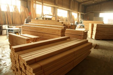 Tahta kereste inşaat malzemesi. İnşaat alanındaki kereste yığını.