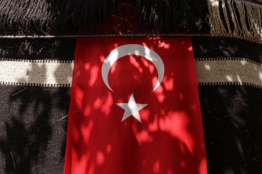 Göçebe çadırının üstünde Türk bayrağı