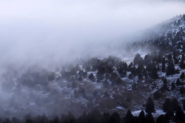 Kış gününde dumanlı dağ sırtı