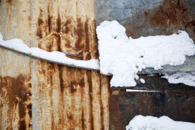 İp ve birikmiş kar paslı metalin üzerinde