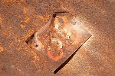 Paslı metal kapıda seksen sekiz yazıyor.