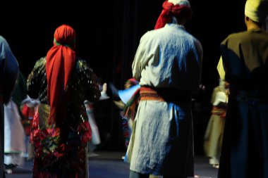 Semah, grup kendi etrafında dönerek dans ediyor, bir Anadolu folklor dansı..