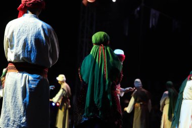 Semah, grup kendi etrafında dönerek dans ediyor, bir Anadolu folklor dansı..