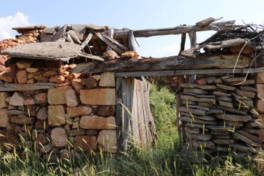 Çok eski, terk edilmiş bir bahçe evi..  