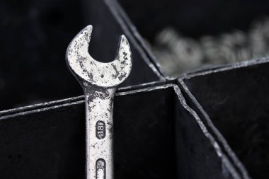 Metal kutuları aç. Metal çalışma aracı.