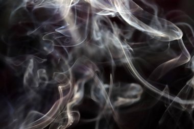 Siyah arkaplanda duman bulutu