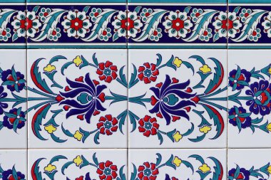 Duvarda eski el yapımı fayanslar