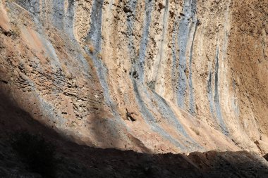 Uçurum. Vadideki kayaların manzarası
