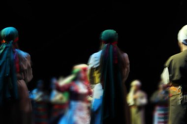 Semah, grup kendi etrafında dönerek dans ediyor, bir Anadolu folklor dansı..