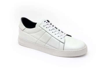 Beyaz arka plandaki erkekler için rahat spor ayakkabılar..