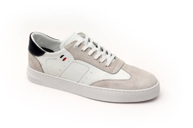 Beyaz arka plandaki erkekler için rahat spor ayakkabılar..