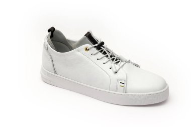 Beyaz arka plandaki erkekler için rahat spor ayakkabılar..