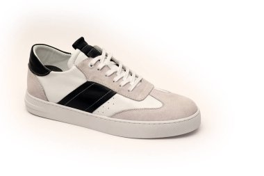 Beyaz arka plandaki erkekler için rahat spor ayakkabılar..