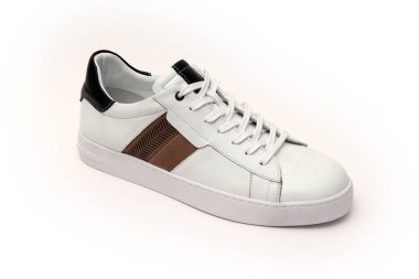 Beyaz arka plandaki erkekler için rahat spor ayakkabılar..