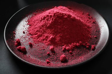 Ahududu tozu yakın plan. Stüdyo çekimi.