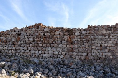 Kale yıkıntılarından kalan duvar