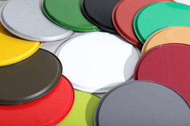 Renkli boya kutularının kapakları
