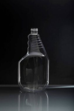 Stüdyo içi boş plastik deterjan şişesi.
