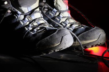 Stüdyoda çekilen yürüyüş botları.