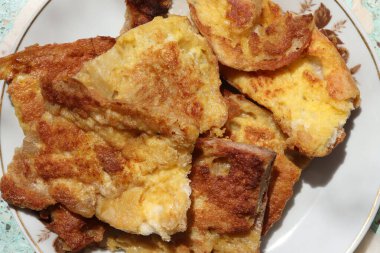 Kahvaltıda kızarmış yumurta ekmeği