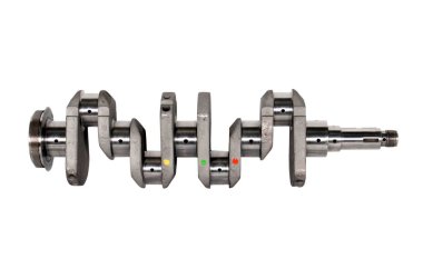 beyaz zemin üzerinde motor krank mili