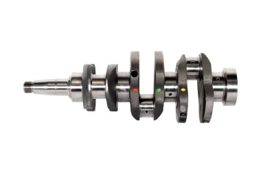 beyaz zemin üzerinde motor krank mili