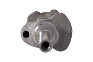 beyaz zemin üzerinde motor krank mili