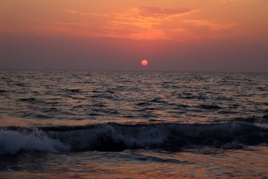 Denizin üzerinde gün batımı. Antalya Türkiye
