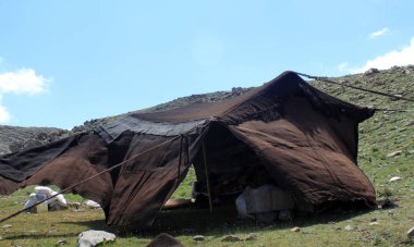 Yoruk çadırı. Göçebe Türkler tarafından kullanılan siyah çadır.