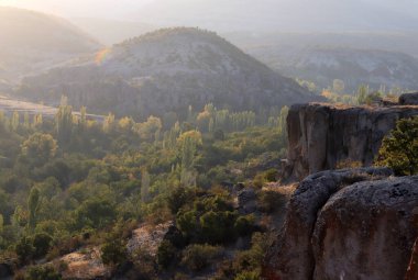 Yeşil kayalık vadi doğa fotoğrafı