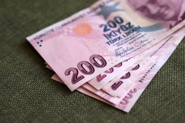 İki yüz Türk Lirası banknotlar dolaşıma kapatın
