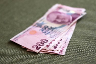 İki yüz Türk Lirası banknotlar dolaşıma kapatın