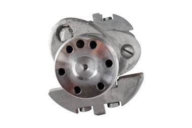 beyaz zemin üzerinde motor krank mili