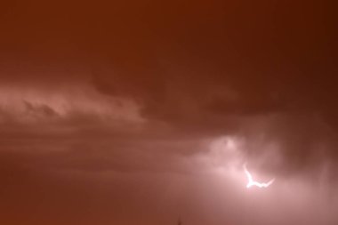 Gece gökyüzünde şimşek çakıyor, doku ve arkaplan