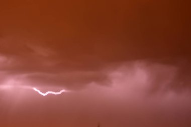 Gece gökyüzünde şimşek çakıyor, doku ve arkaplan 