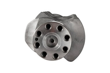 beyaz zemin üzerinde motor krank mili