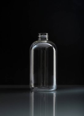 Boş plastik deterjan ya da şampuan şişesinin stüdyo fotoğrafı.