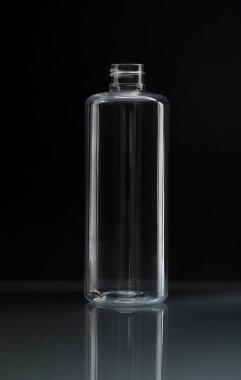 Boş plastik deterjan ya da şampuan şişesinin stüdyo fotoğrafı.