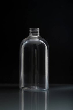 Boş plastik deterjan ya da şampuan şişesinin stüdyo fotoğrafı.