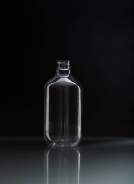 Boş plastik deterjan ya da şampuan şişesinin stüdyo fotoğrafı.