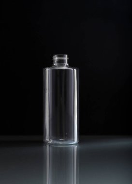 Boş plastik deterjan ya da şampuan şişesinin stüdyo fotoğrafı.