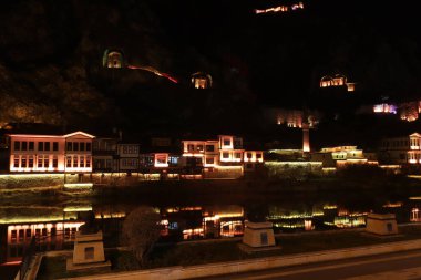 Amasya şehrinin gece manzarası. Türkiye.